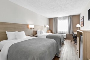 Dobbeltrom – standard, 2 dobbeltsenger, ikke-røyk | Safe på rommet, skrivebord og strykejern/-brett