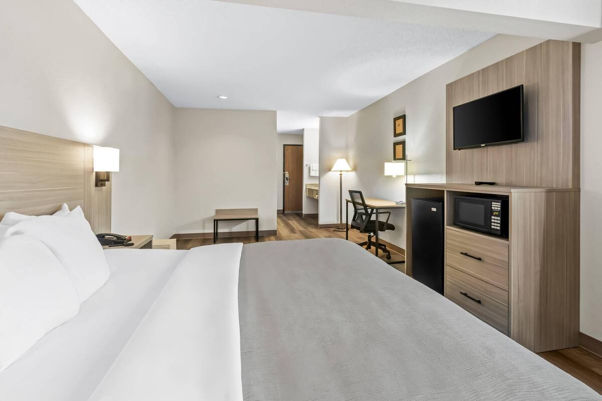 In-room safe, desk, iron/ironing board, rollaway beds (surcharge)