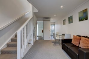 Iron/ironing board, cribs/infant beds, free WiFi - Ashmont Motor Inn & Apartments (Port Fairy)