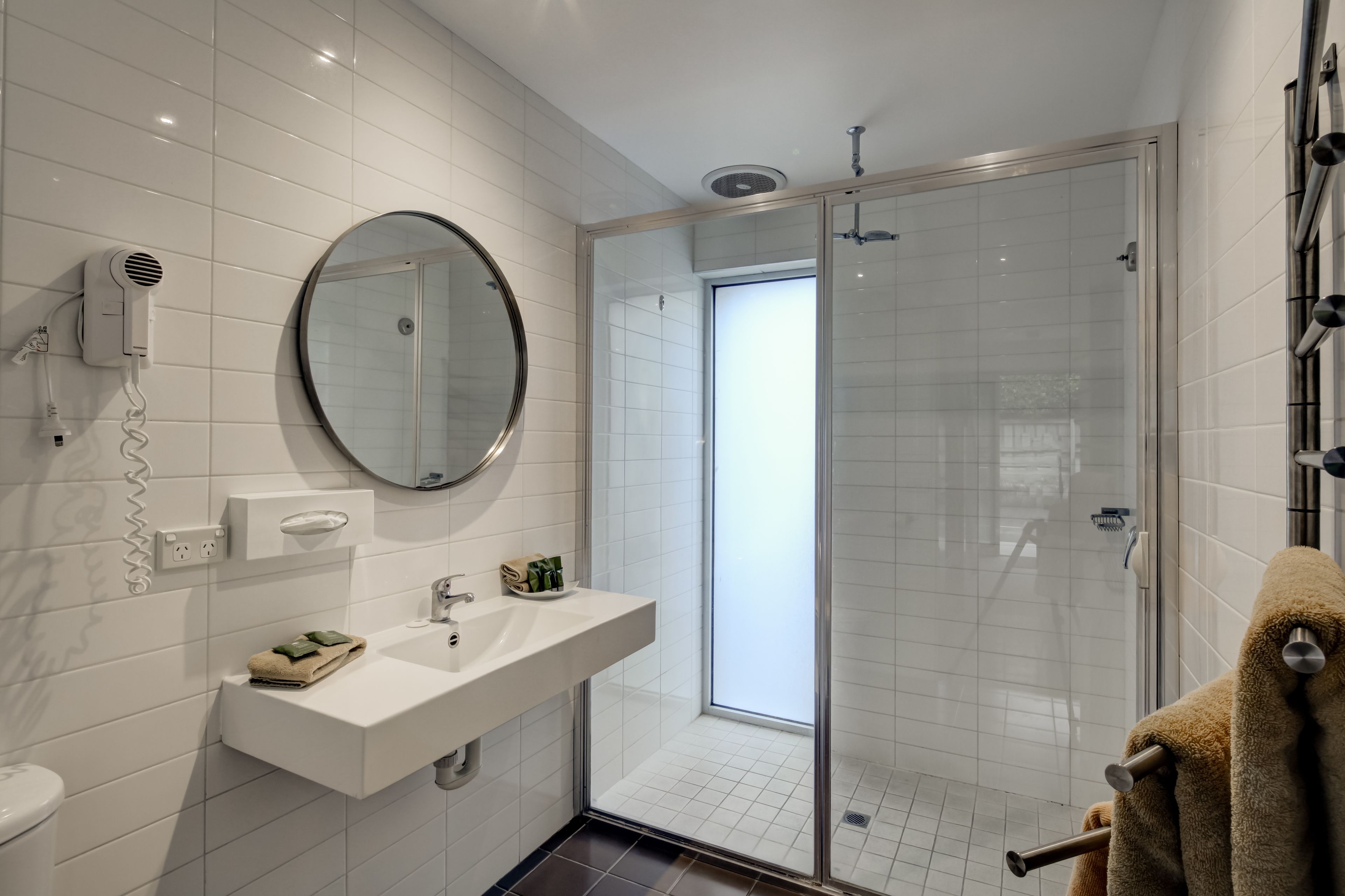 Regadera, amenidades de baño gratuitas, secadora de cabello, toallas 