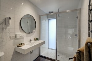 Ducha, artículos de higiene personal gratuitos y secador de pelo