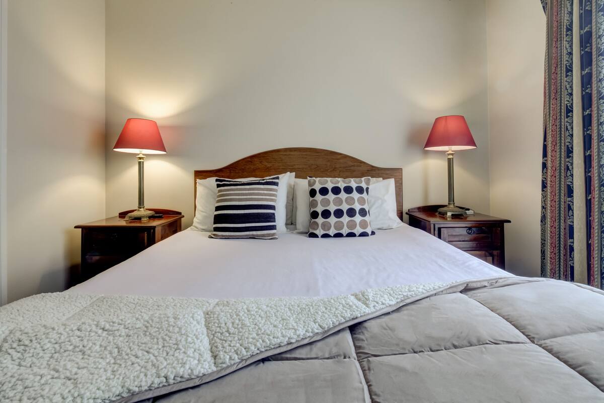 Iron/ironing board, cribs (surcharge), WiFi (free)