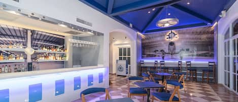 Se sirven cenas y cocina americana, junto a la piscina