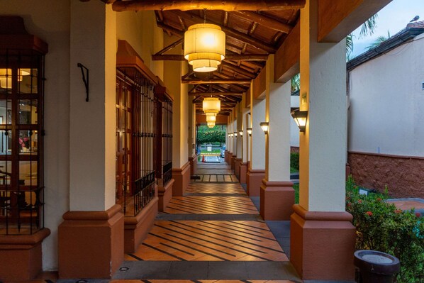 Se sirven cenas y cocina americana; con vista a la alberca