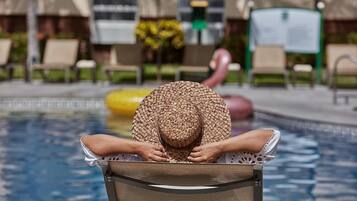 Piscine extérieure, parasols de plage, chaises longues