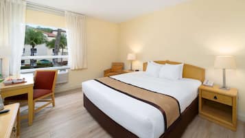 Standard Room, 1 King Bed, Non Smoking | Hypo-allergenic bedding, pillowtop beds, minibar, desk