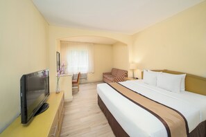 Standard Room, 1 King Bed, Non Smoking | Minibar, desk, laptop workspace, iron/ironing board