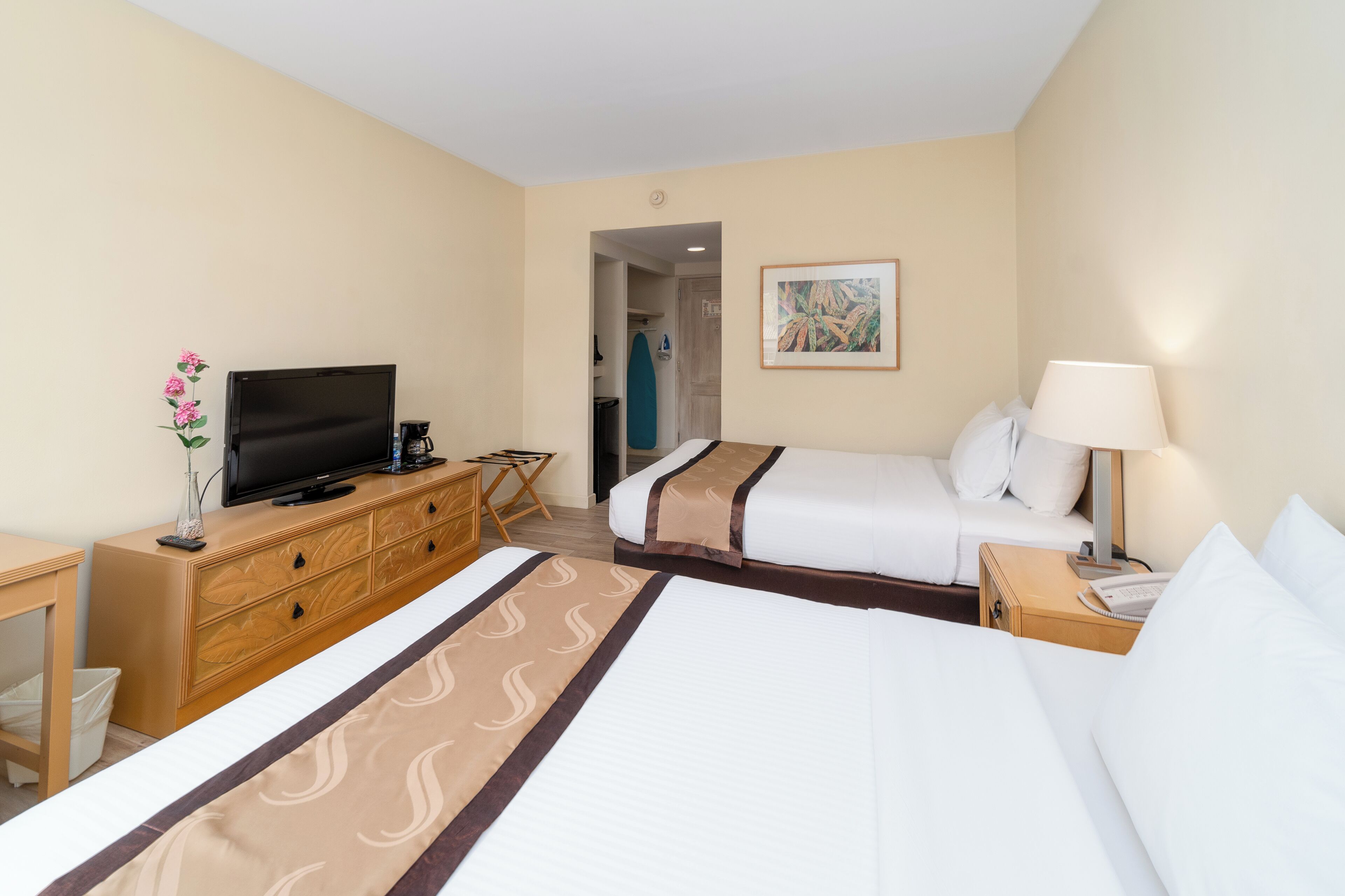 standard room, 2 queen beds, non smoking | hypo-allergenic bedding, pillow-top beds, minibar, desk