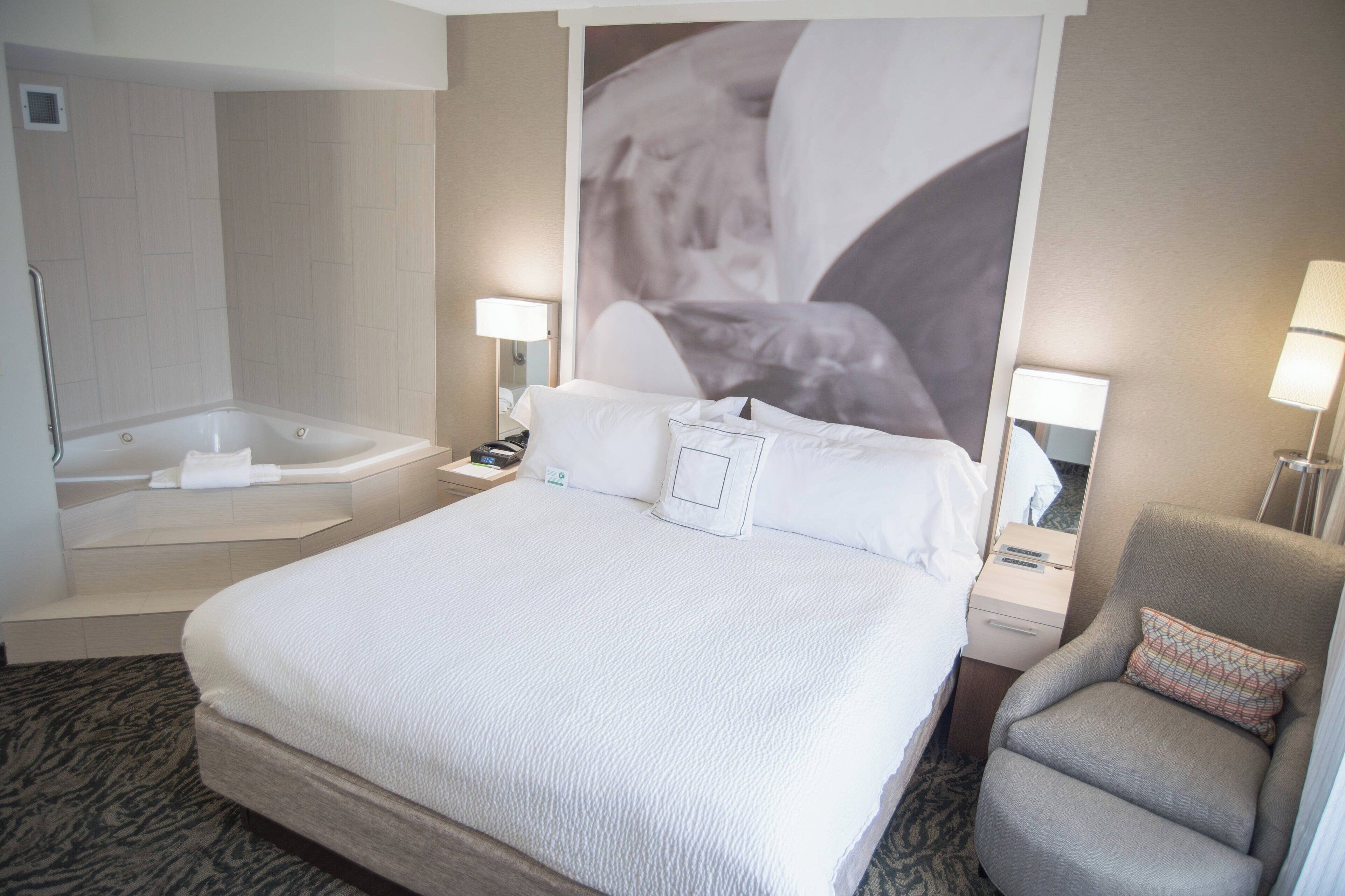 Escritorio, cortinas opacas, tabla de planchar con plancha y wifi gratis