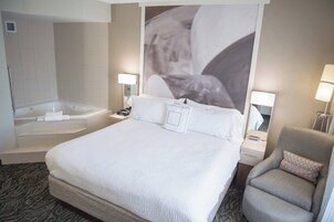 Escritorio, cortinas blackout y tabla de planchar con plancha 