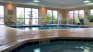 Sisäuima-allas avoinna 6.00–23.00, aurinkotuoleja