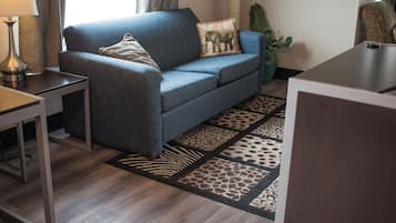Superior suite, 1 kingsize bed, niet-roken | Woonkamer | Een 32-inch flatscreentelevisie met kabelzenders en een televisie