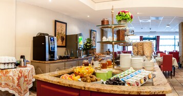 Desayuno buffet diario (EUR 18 por persona)