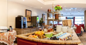 Colazione a buffet, servita tutte le mattine (18 EUR a persona) 