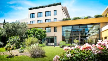 Premium bedding, pillowtop beds, in-room safe, desk