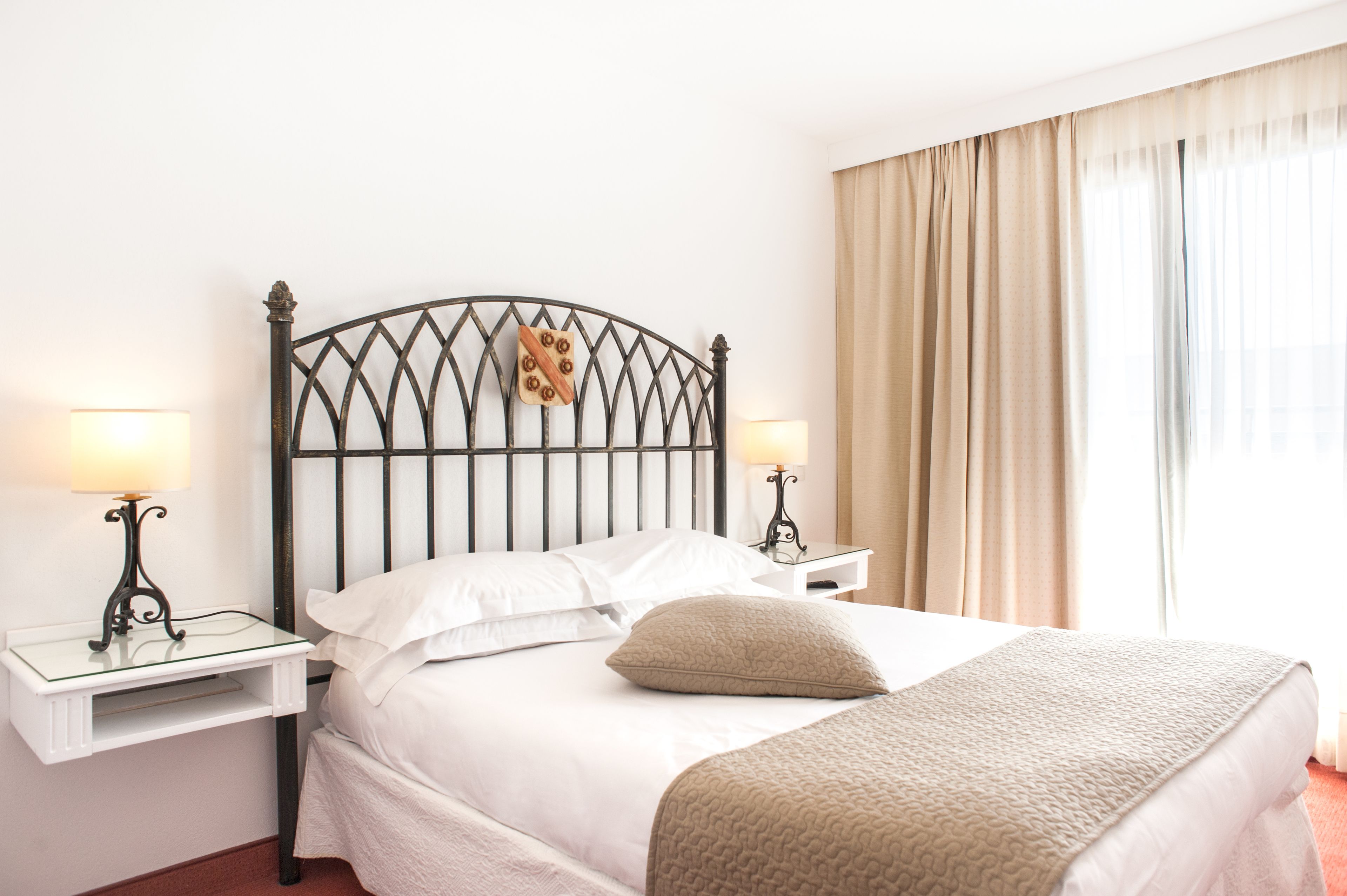 premium bedding, pillow-top beds, in-room safe, desk