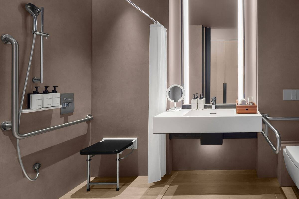 Un baño moderno con ducha, inodoro y tocador.