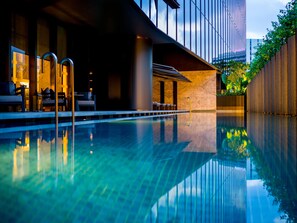 Outdoor pool, open 6:00 AM to 10:00 PM, pool loungers - InterContinental Singapore Robertson Quay by IHG (Singapore)