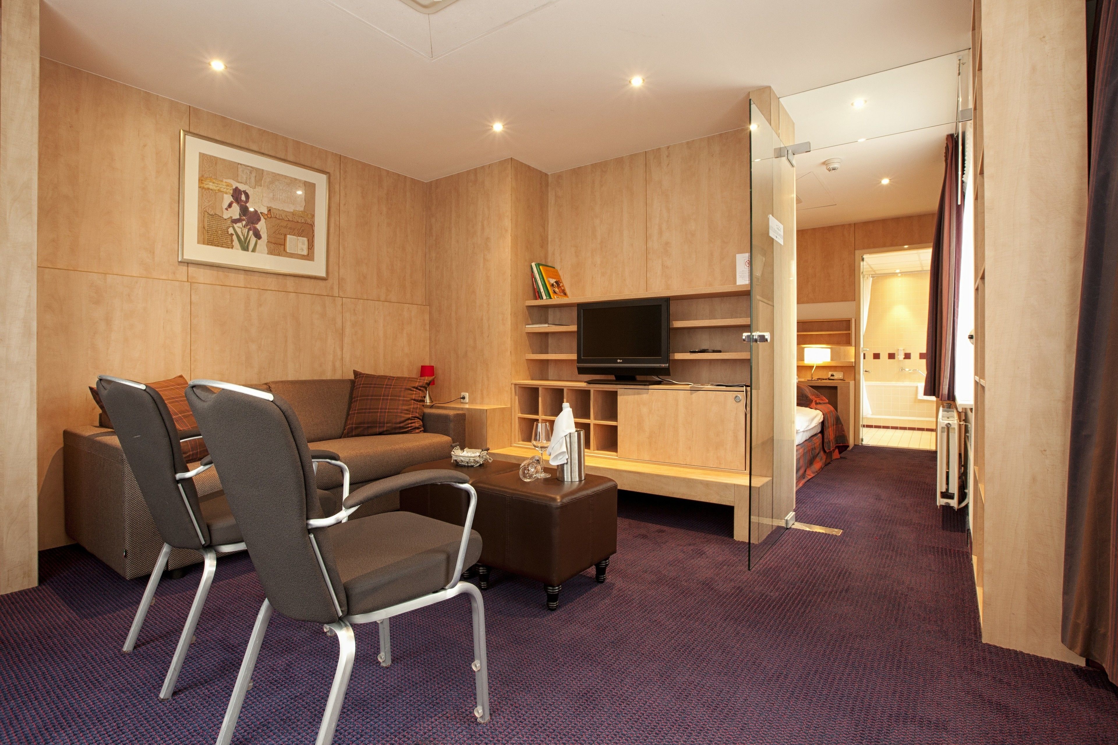 suite | living area | tv