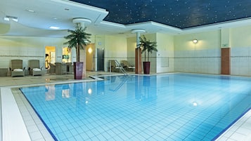 Inomhuspool och solstolar