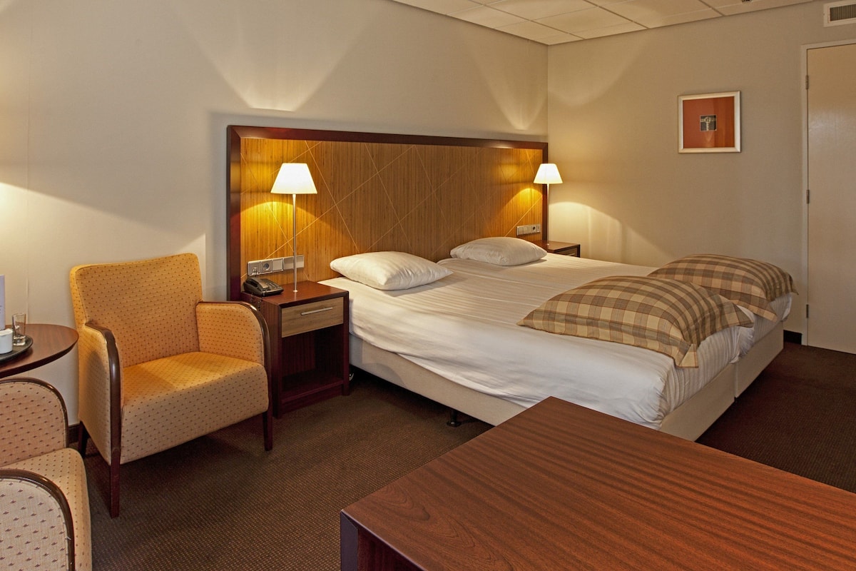 in-room safe, free wifi, bed sheets