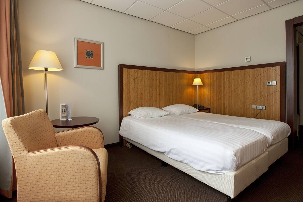 In-room safe, WiFi (free), bed sheets