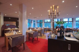 Breakfast, lunch and dinner served