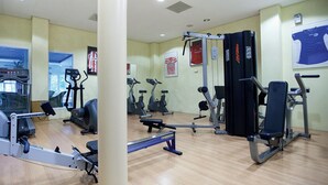 A gym with various exercise equipment, including treadmills, stationary bikes, and weight machines. - Fletcher Family Hotel Paterswolde (Paterswolde)