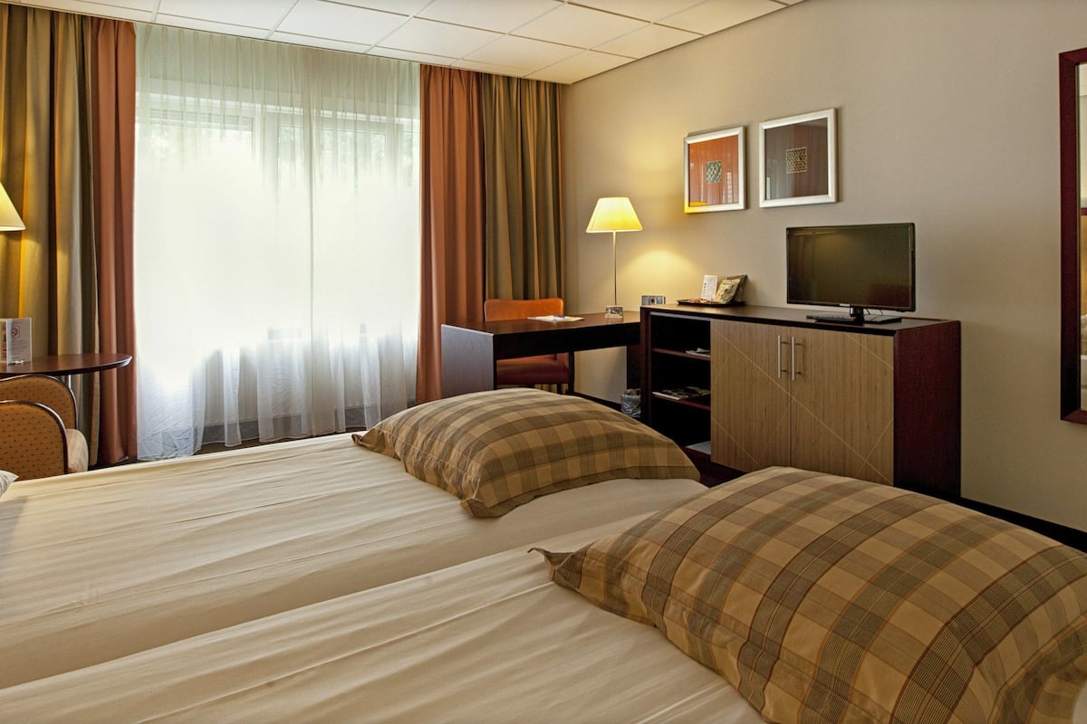 in-room safe, free wifi, bed sheets