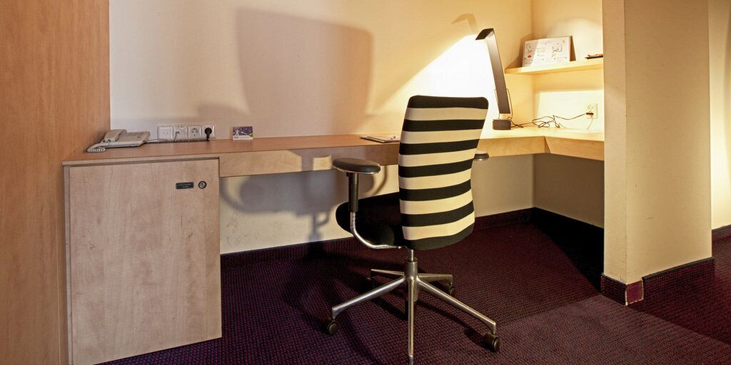 suite | in-room safe, free wifi, bed sheets