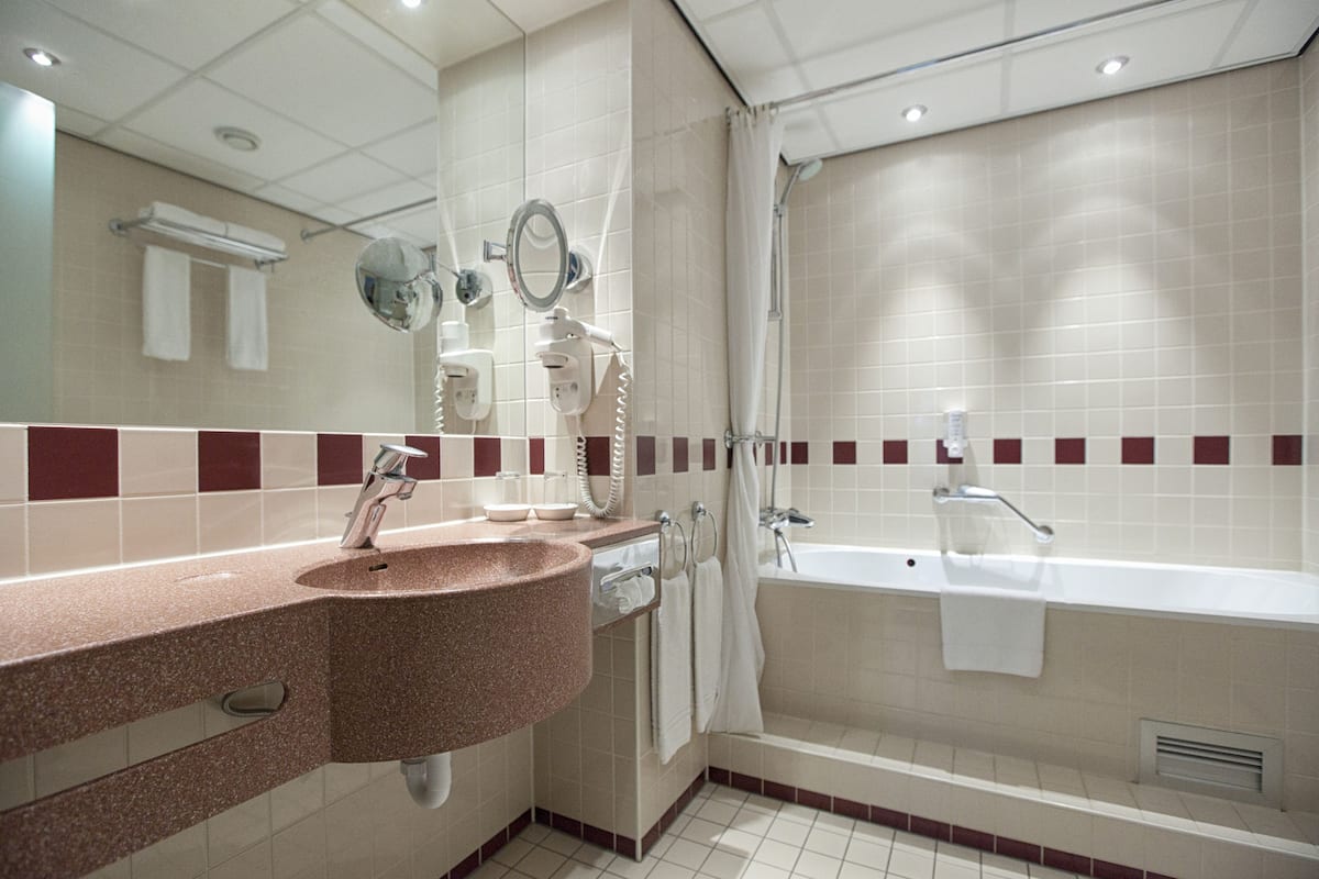 eco-friendly toiletries, hair dryer, towels