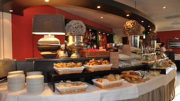 Daily continental breakfast (EUR 18.50 per person)