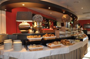 Desayuno continental (EUR 18.50 por persona) 