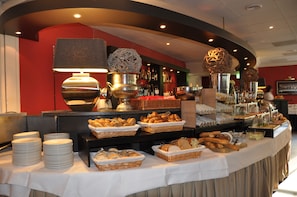 Desayuno continental (EUR 18.50 por persona)