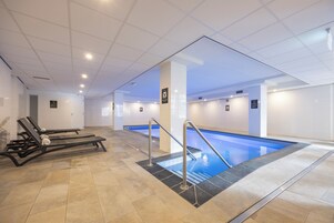 Una piscina cubierta