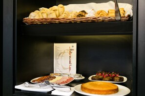 Daily continental breakfast (EUR 8 per person)