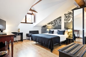 Zimmer, 1 Doppelbett oder 2 Einzelbetten | Zimmersafe, Schreibtisch, laptopgeeigneter Arbeitsplatz