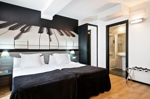 Habitación, 1 cama doble o 2 individuales | Caja fuerte, escritorio, espacio para trabajar con un portátil