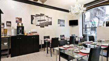 Dagelijks continentaal ontbijt (EUR 8 per persoon)