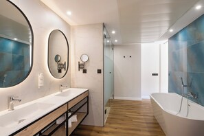 Shower, hair dryer, towels - htop Amaika & SPA - Adults Only (Calella)