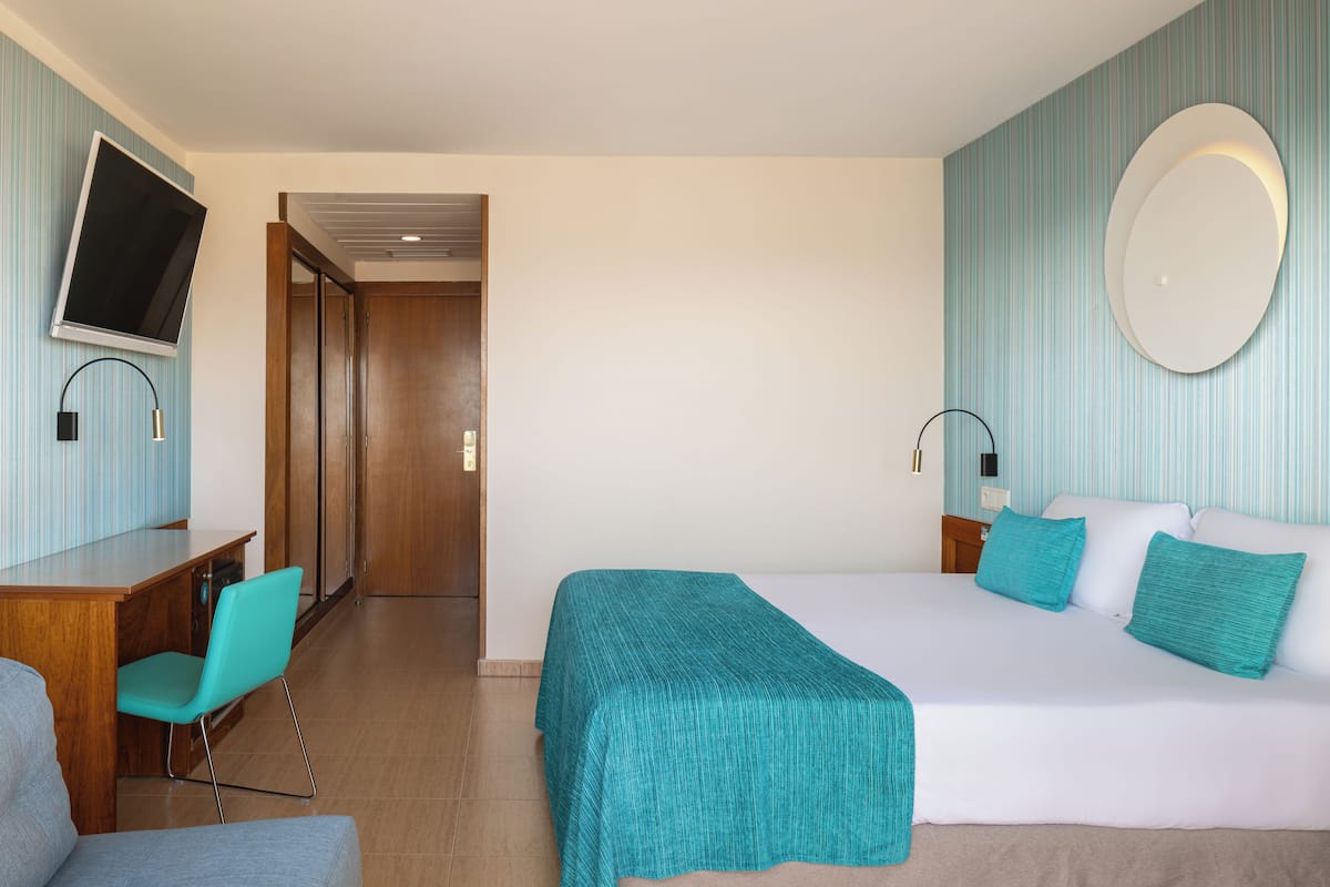 Minibar, escritorio, wifi gratis y ropa de cama