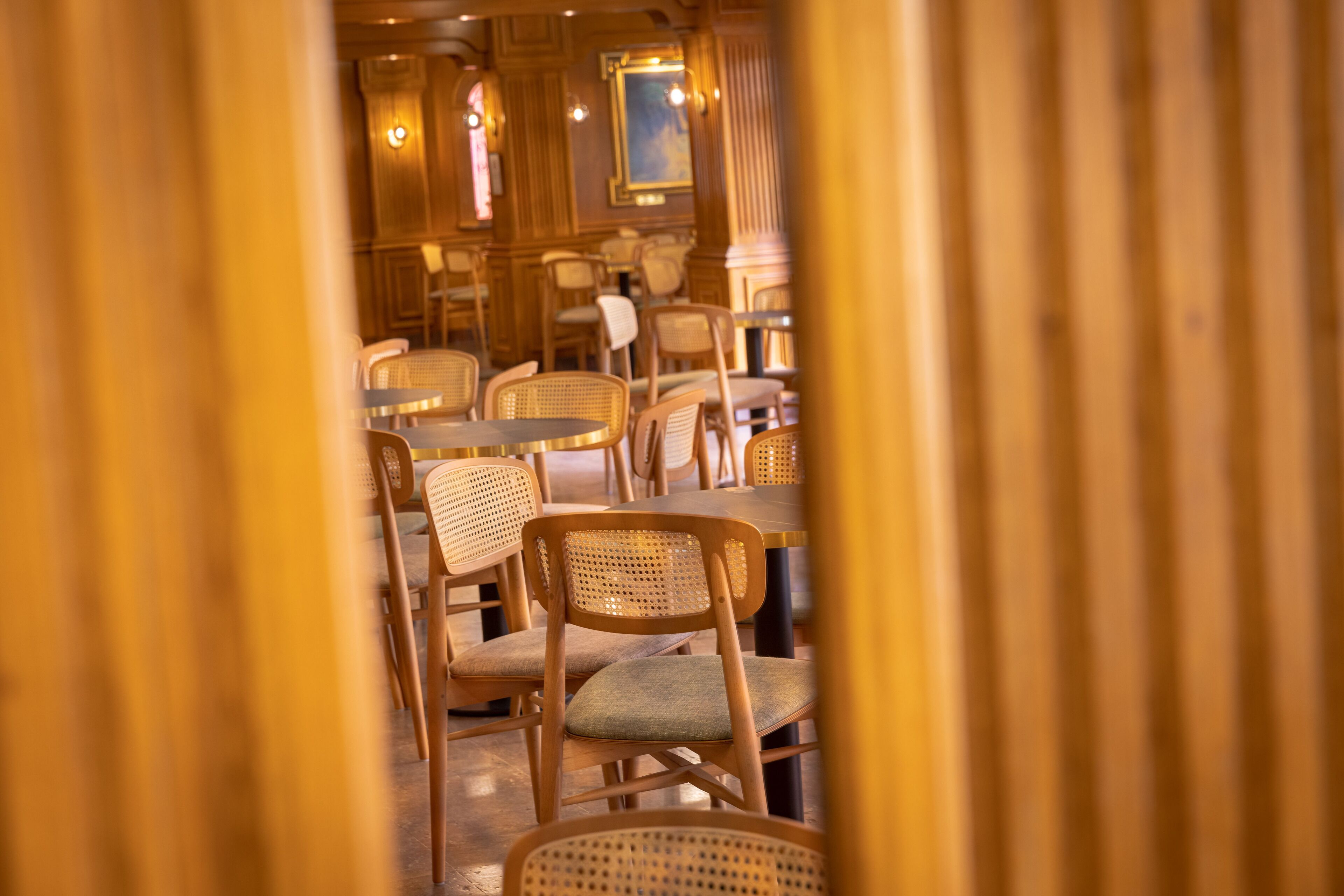 En restaurang med träinredning och en ombonad atmosfär.