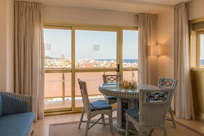 Suíte júnior | Frigobar, escrivaninha, Wi-Fi de cortesia, roupa de cama