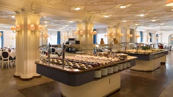 Serveert ontbijt en lunch