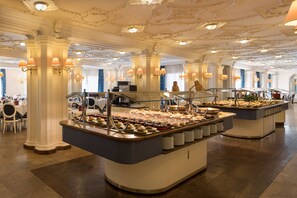 Breakfast and lunch served