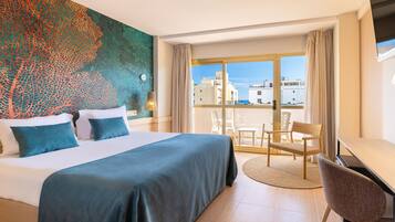 Een minibar, een bureau, gratis wifi, beddengoed