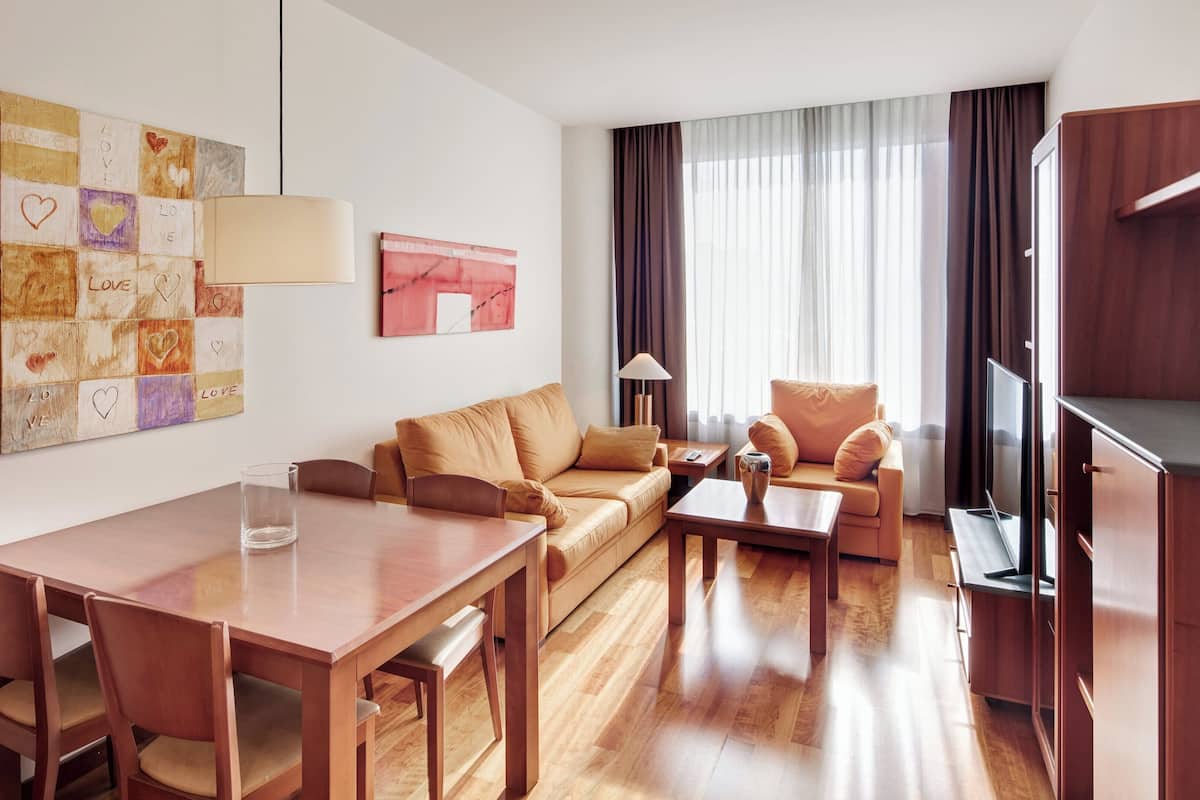 Junior Suite, 2 Single Beds | Living room | 26-inch TV with digital channels