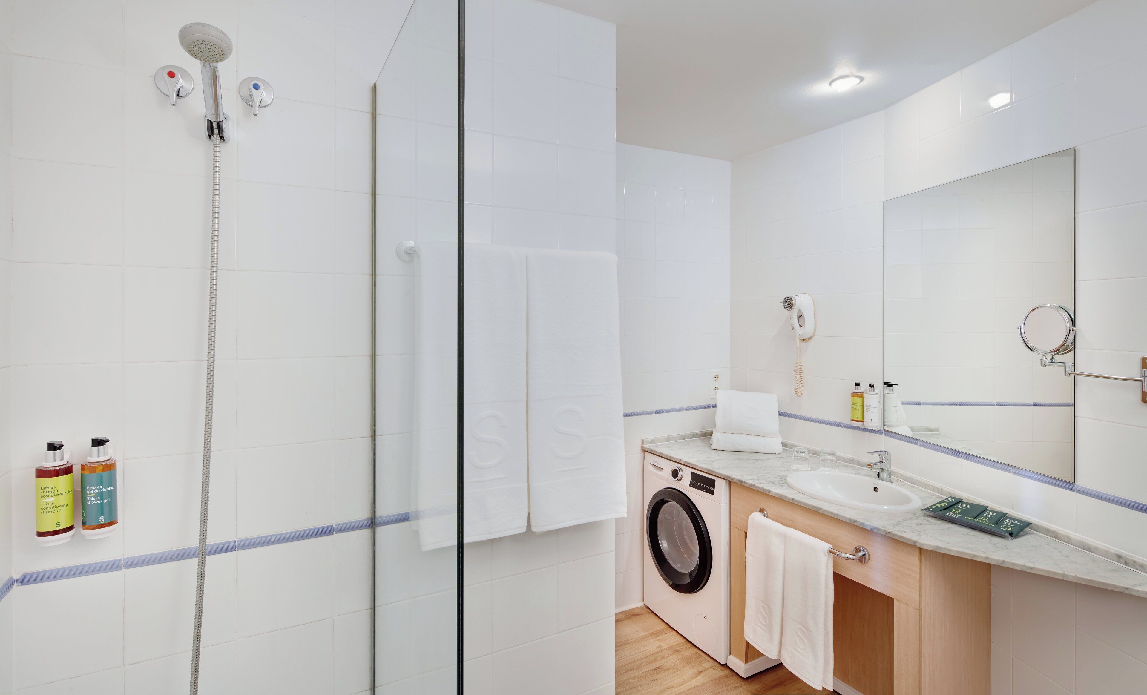 combined shower/bathtub, free toiletries, hair dryer, towels