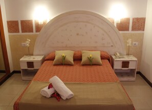 Habitación doble de uso individual, 1 cama doble o 2 individuales | Escritorio, wifi gratis, ropa de cama
