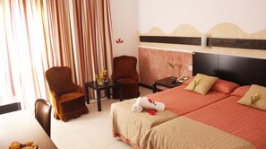 Vierbettzimmer | Schreibtisch, kostenloses WLAN, Bettwäsche